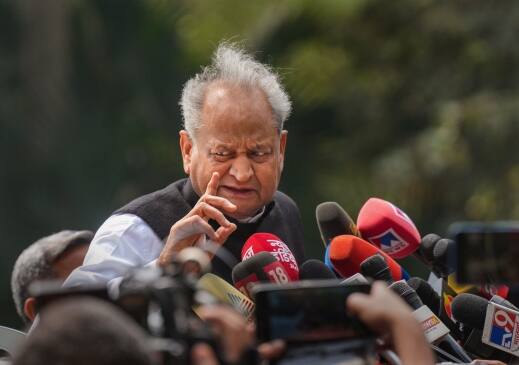 वहीं राहुल गांधी पर हो रही इस कार्रवाई की जानकारी मिलने के बाद कांग्रेस के दिग्गज नेता पवन खेड़ा और राजस्थान के सीएम अशोक गहलोत राहुल गांधी से मिलने उनके आवास पहुंचे हैं.