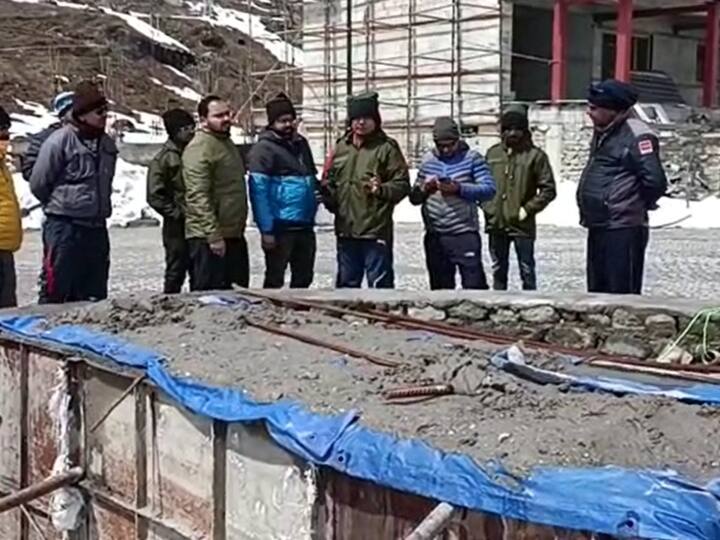 Kedarnath Yatra 2023 Preparations continues laborers engaged in clearing snow ANN Kedarnath Yatra 2023: केदारनाथ यात्रा की तैयारियां शुरू, सुरक्षा के लिए लग रही रेलिंग, बर्फ साफ करने में जुटे मजदूर