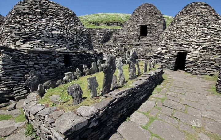 इस मोनेस्ट्री में 2 कमरे बने हुए हैं, जिनमें से एक कब्रिस्तान है. इसके अलावा, इस आईलैंड पर एक मध्यकालीन चर्च भी है.