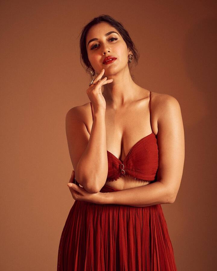 फोटोत अभिनेत्रीने तिचे केस बांधले आहेत.