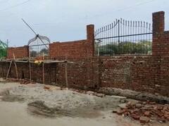 अलीगढ़: कब्रिस्तान की दीवार को लेकर BJP और सपा कार्यकर्ता आए आमने-सामने, दशकों पुराना है विवाद