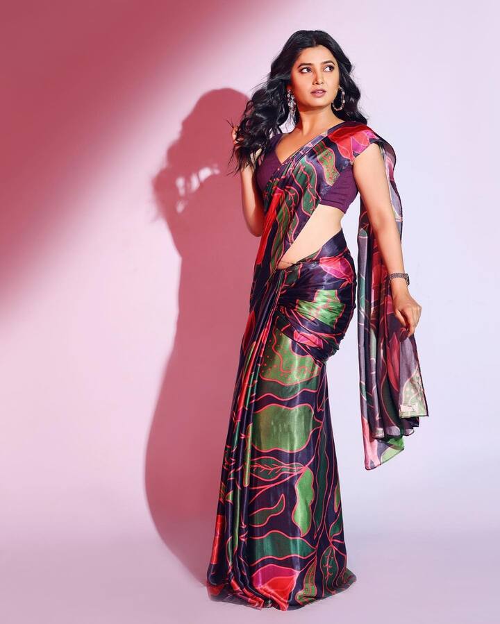 प्राजक्ताचा चाहता वर्ग मोठा आहे.  प्राजक्ताला नुकत्याच एका मुलाखतीमध्ये प्रेम महत्त्वाचं की करिअर? असा प्रश्न विचारण्यात आला.