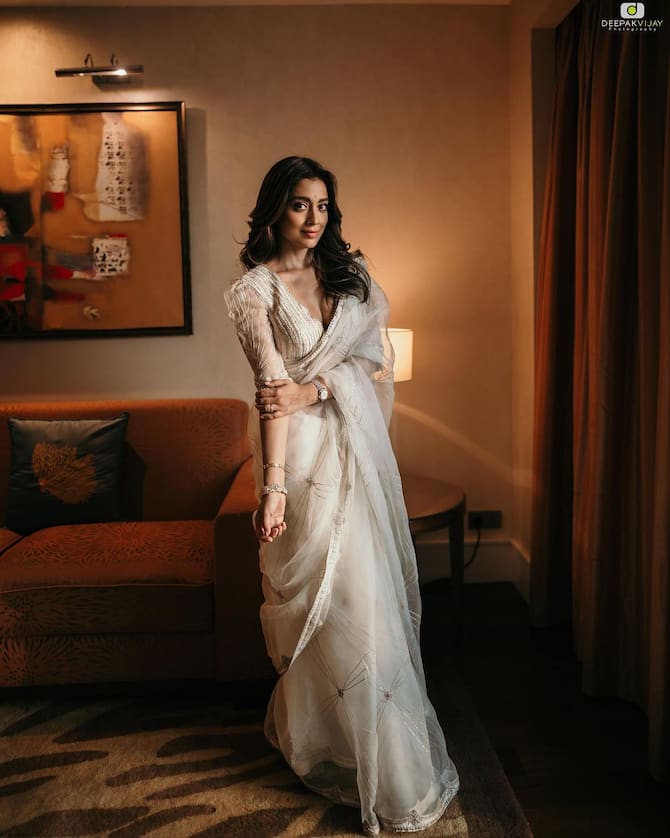 Shriya Saran Saree Look In White Saree You Can Also Try In Function | Shriya Saran Saree: एक्ट्रेस श्रिया सरन का वाइट साड़ी में स्टनिंग लुक, आप भी कर सकती हैं फंक्शन