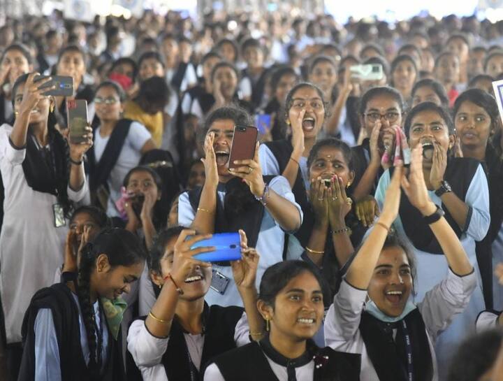 సభకు జగన్ హజరు కాగానేే విద్యార్దినుల కేరింతలు