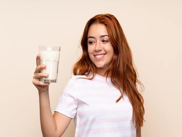 Drink Milk in Acidity: एसिडिटी में दूध पीना कितना सही है? यहां जानें दूध किन लोगों के लिए बनता है दिक्कत