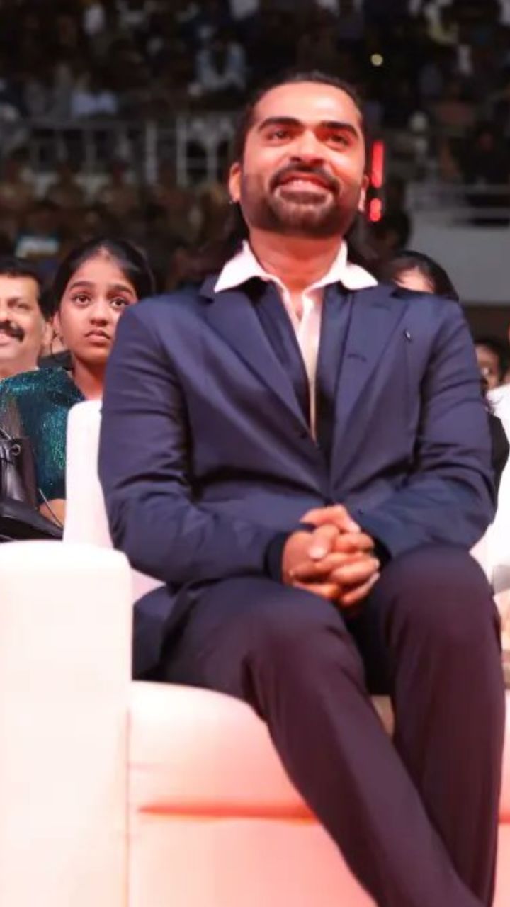 வெந்து தணிந்தது காடு படத்தின் வெற்றிக்கு பின்னர், சிம்பு பத்து தல படத்தில் மீண்டும் கேங்ஸ்டராக நடித்துள்ளார்
