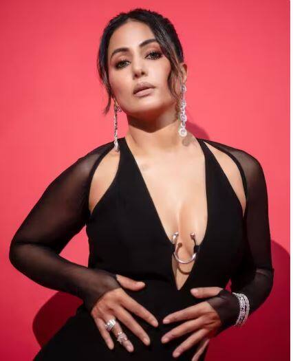 Hina Khan Pics: Hina Khan looked beautiful in a black thigh-high slit dress, the look of the actress will make you crazy.