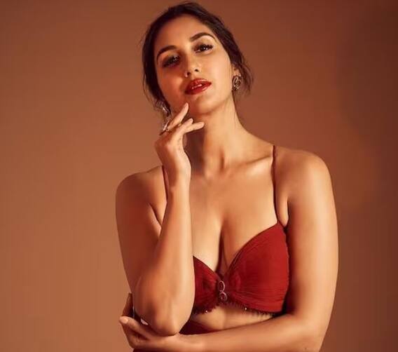 Nikita Dutta Photos: 'Kabir Singh' fame Nikita Dutta flaunts Hussain in deep neck dress