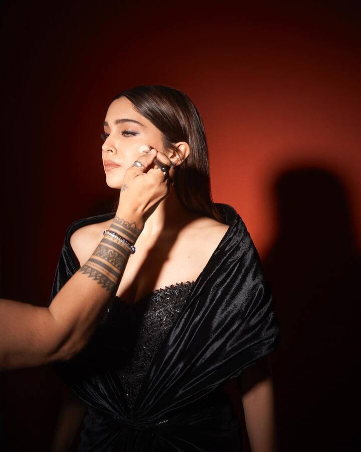 Her dress had pleated sleeves and a slit at the bottom. (Image Source: Instagram)