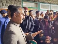 हमीरपुर से पैदल शिमला पहुंचे बेरोजगार छात्र, CM सुक्खू से बोले- 'हम आपके बच्चे हैं, हमारे साथ अन्याय मत होने देना'