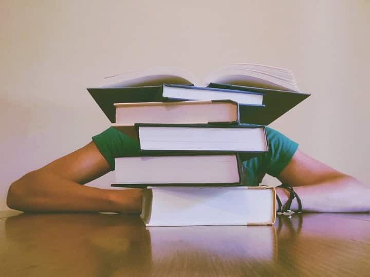 Why do I feel sleepy and lazy while studying know the scientific reason behind it पढ़ते वक्त नींद और आलस क्यों आता है? ये है इसके पीछे की वैज्ञानिक वजह