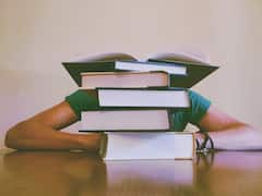 पढ़ते वक्त नींद और आलस क्यों आता है? ये है इसके पीछे की वैज्ञानिक वजह