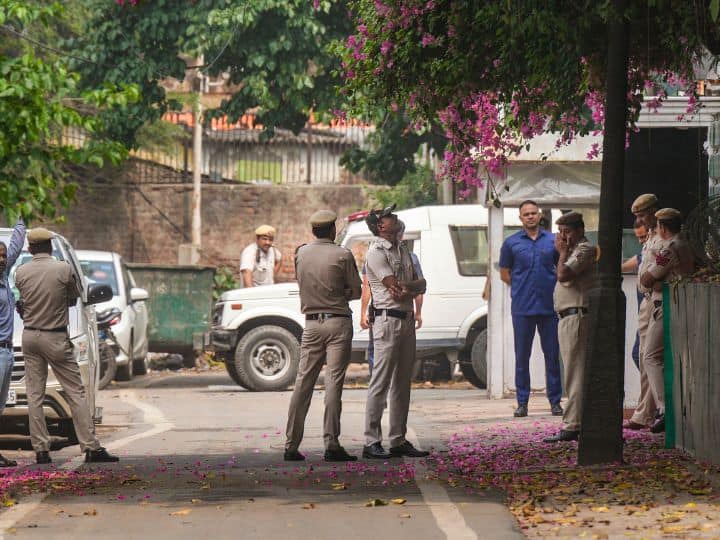 delhi police at Congress Rahul Gandhi residence connection with sexual harassment victims Bharat Jodo Yatra Cops at Rahul Gandhi's Doorstep: 'राहुल गांधी के घर में घुसने की हिम्मत कैसे हो गई...', दिल्ली पुलिस की दबिश पर भड़के कांग्रेसी नेता