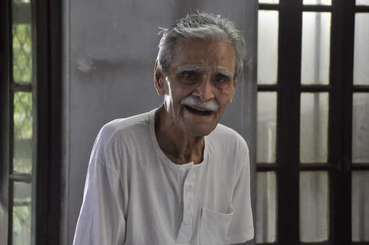 ছবিতে অভিনয় করতে দেখা যাবে প্রয়াত দুই কিংবদন্তি অভিনেতা সৌমিত্র চট্টোপাধ্যায় ও মনু মুখোপাধ্যায়কে।