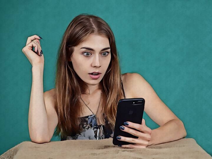 Smartphone uses disadvantages why smartphone harmful for humans how to avoid smartphone radiation Smartphone Disadvantages: अगर स्मार्टफोन के बारे में ये बातें नहीं पता तो जान लीजिये, नहीं तो उठाना पड़ सकता है बड़ा नुकसान!