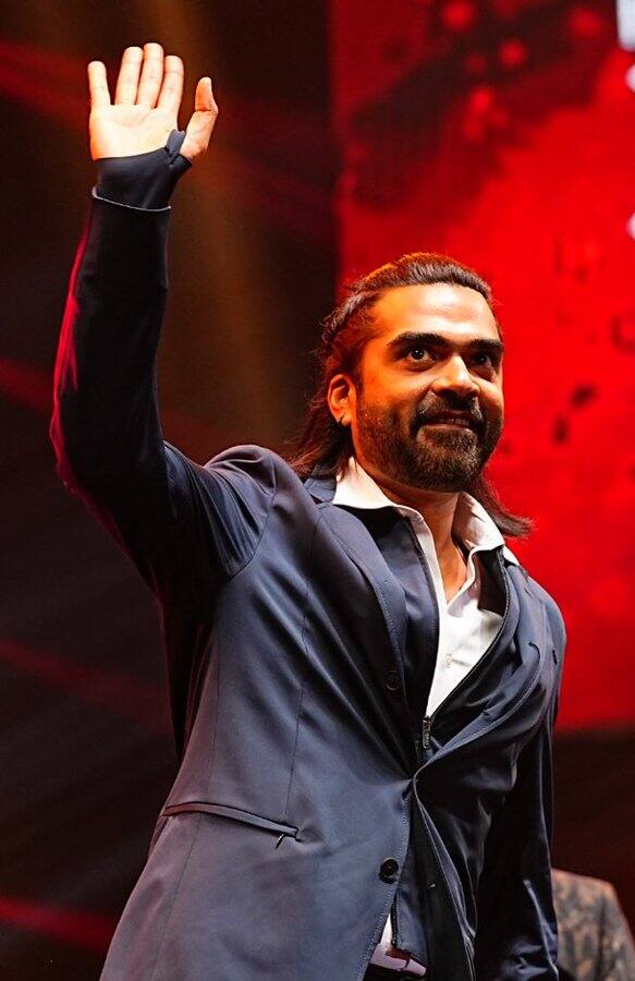 இதில், நடிகர் சிம்பு தனது புது லுக்கில் கலந்து கொண்டார்