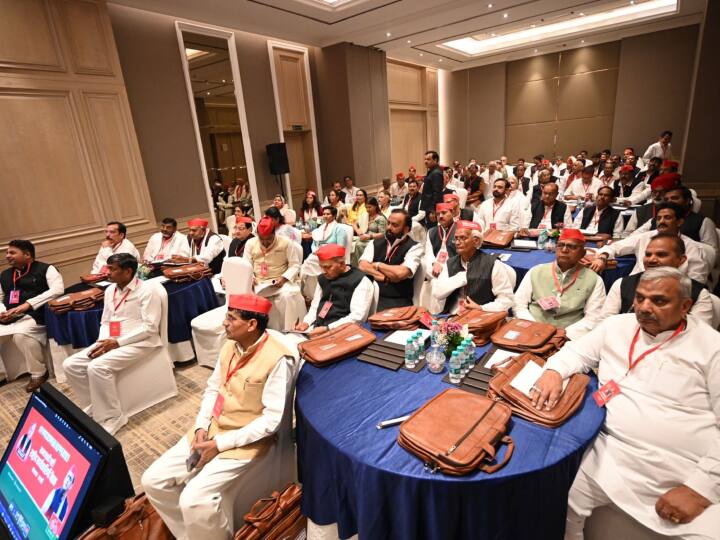 सबसे ज्यादा चर्चा संभल से सांसद शफीकुर्रहमान बर्क और आजम खान के नहीं दिखने की रही. दोनों नेता इस अधिवेशन से दूर रहे.