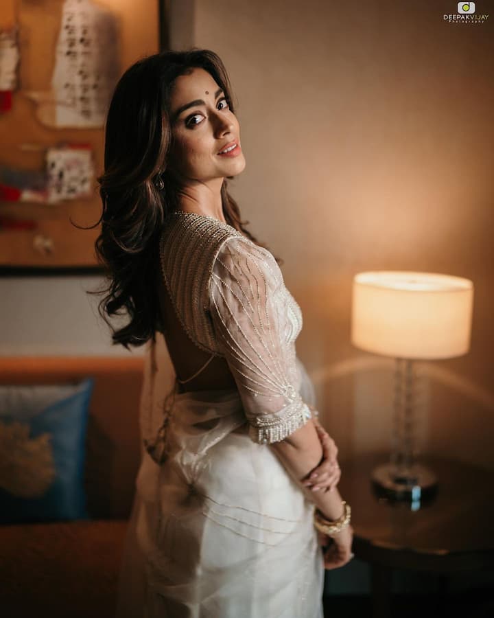 इंडियन लुक में श्रिया की इन तस्वीरों को फैंस का खूब प्यार मिल रहा हैं. सोशल मीडिया पर अभिनेत्री काफी एक्टिव रहती है. यही कारण है कि श्रिया के हर एक फोटोज पर फैंस खूब प्यार लुटाते हैं.