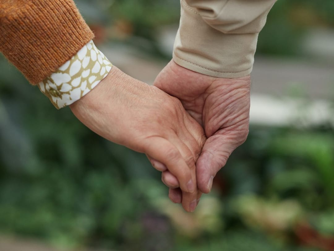 Viral Video: বৃদ্ধ দম্পতির ভালোবাসা মন ভাল করবে আপনার, রইল ভাইরাল ভিডিও watch viral video Elderly man’s adorable gesture for his wife will make you believe in love again Viral Video: বৃদ্ধ দম্পতির ভালোবাসা মন ভাল করবে আপনার, রইল ভাইরাল ভিডিও
