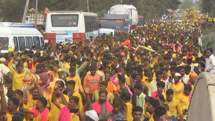 बाळूमामा भंडारा उत्सवातील महाप्रसादासाठी 18 बग्गीतील मेंढ्यांच्या दुधाच्या घागरी बाळूमामाच्या रथातून विधीपूर्वक आदमापूरकडे नेण्याचा कार्यक्रम कागल तालुक्यातील निढोरीत पार पडला.