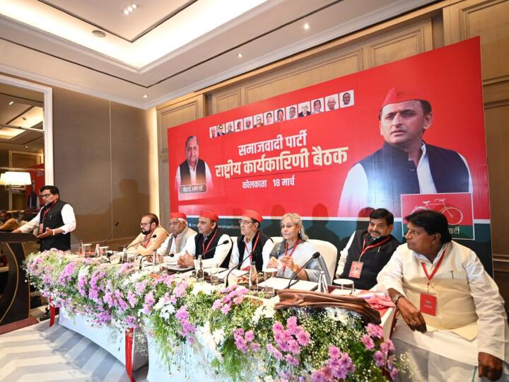 समाजवादी पार्टी का राष्ट्रीय अधिवेशन शनिवार को कोलकाता में हुआ है. इसमें सपा प्रमुख अखिलेश यादव के साथ पार्टी के तमाम दिग्गज नेता नजर आए.