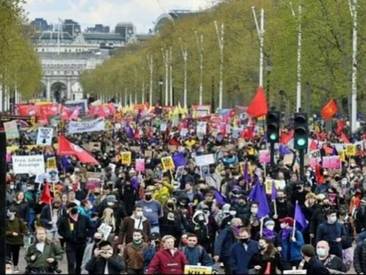 Israel france london paris protest protesters are clashing with the police read where is what happening world news दुनिया क्यों अशांत है? इजरायल से फ्रांस तक प्रदर्शन, पुलिस से जगह-जगह भिड़ रहे हैं प्रदर्शनकारी