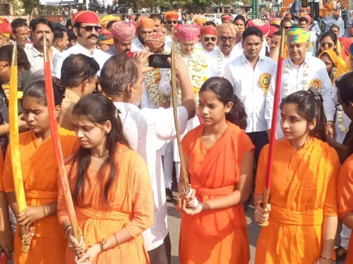 Rajasthan News: इस भव्य शोभायात्रा में महिलाएं और युवतियां वीरांगनाओं के वेश में निकलीं. इस शोभायात्रा का 251 स्वागत द्वार पर 100 से ज्यादा संगठनों ने पुष्पवर्षा से स्वागत किया.