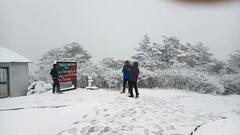 Sandakphu Snowfall: বসন্তে বরফঢাকা সান্দাকফু! বৃষ্টিভেজা হাওয়া কনকনে পাহাড়