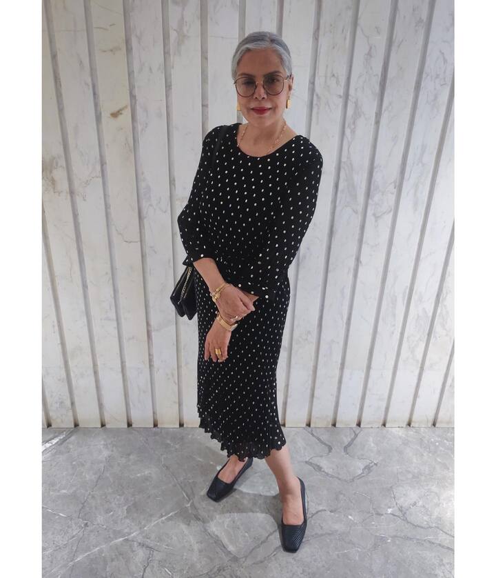 जीनत अमान इस तस्वीर को शेयर करते हुए शनिवार की इवनिंग प्लान के लिए कुछ टिप्स शेयर कर देती है. जानकारी के लिए आपको बता दें कि जीनत अमान इस पुरानी तस्वीर में मोनोक्रोम पहने हुए नजर आ रही हैं.