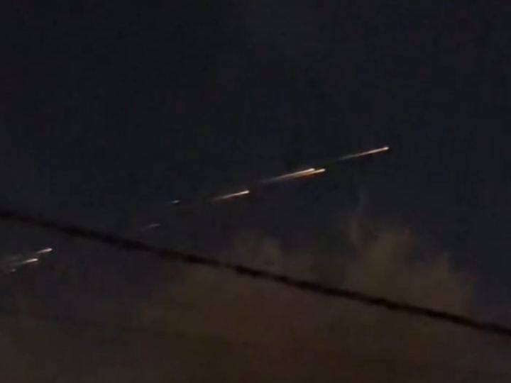 California man show mysterious streaks of light in the sky video goes viral California Light: अमेरिका के आसमान में दिखा साइंस-फिक्शन मूवी जैसा नजारा, लोगों को लगा एलियन, देखें वीडियो