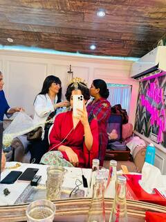 लग्जीरियस लाइफस्टाइल की झलक दिखाती है Kangana Ranaut की ट्रेडिशनल वैनिटी वैन, 65 लाख है कीमत