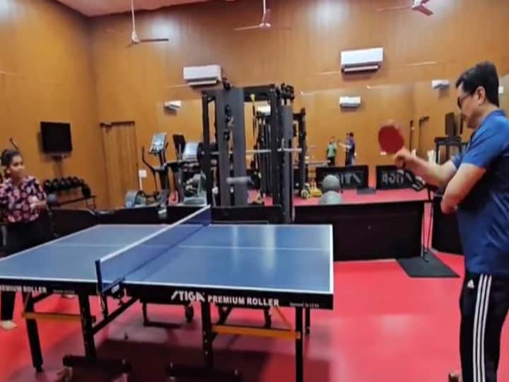 Law minister Kiren Rijiju played table tennis with National Champion Sreeja Akula instagram video Video: किरेन रिजिजू ने नेशनल चैंपियन श्रीजा अकुला के साथ खेला टेबल टेनिस, देखें वीडियो