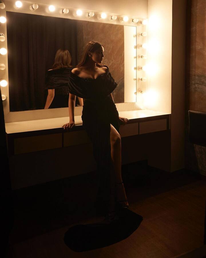 Sharvari wore nude eyeshadow, black winged eyeliner, black kohl, mascara-coated eyelashes, drawn eyebrows, contoured cheeks, and a nude lipstick shade. Additionally, she left her hair open to enhance the beauty of her outfit. (Image Source: Instagram)