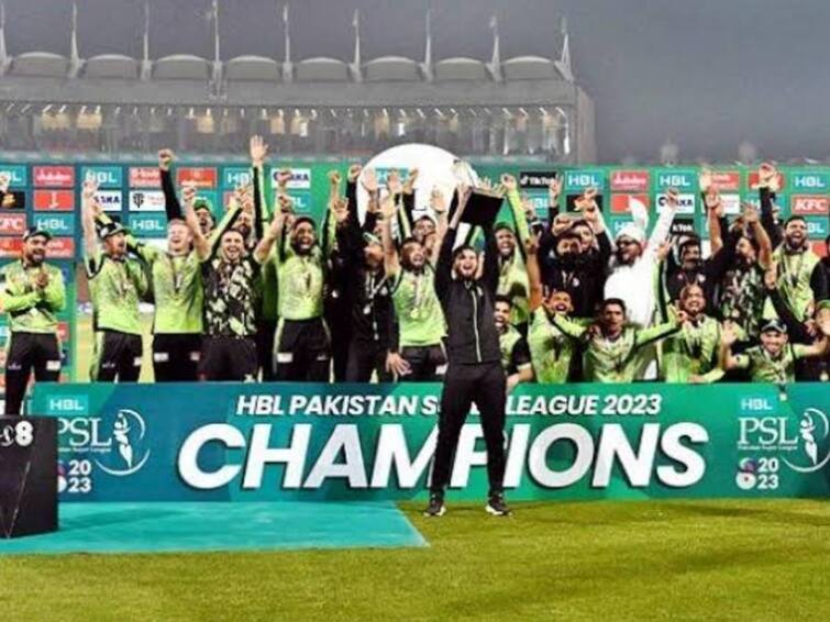PSL Final The first team to win the trophy for the second time in a row Lahore qalandars team won the thriller by 1 run PSL Final: தொடர்ந்து இரண்டாவது முறை கோப்பையை வென்ற முதல் அணி… 1 ரன் வித்தியாசத்தில் த்ரில் வெற்றி பெற்ற லாகூர் அணி!