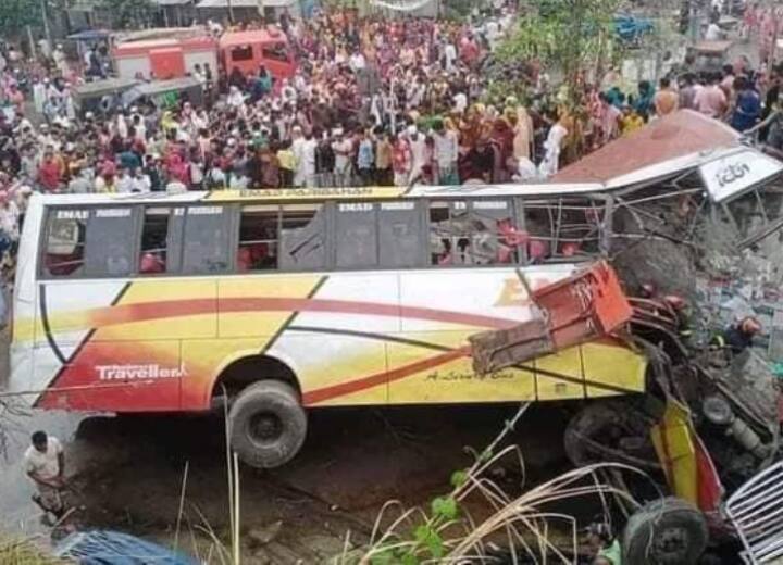 Dhaka-bound bus accident operated by Emad Paribahan 17 killed, 30 injured in Bangladesh Madaripur Bangladesh Bus Accident: तेज रफ्तार के कारण बांग्लादेश में भीषण बस हादसा, 17 की मौत, 30 घायल