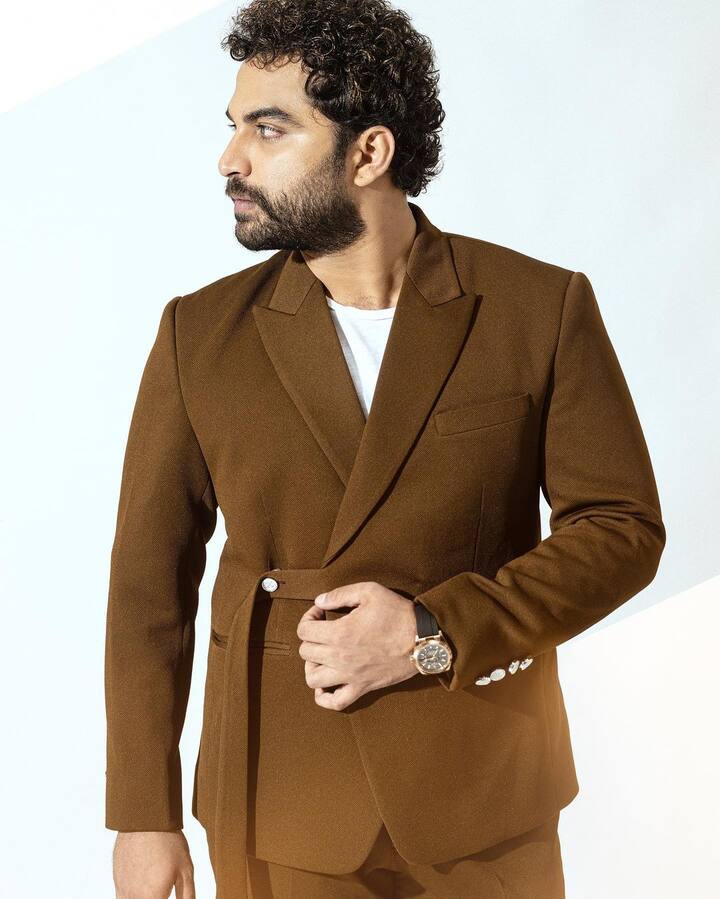 ప్రస్తుతం చేతి నిండా సినిమాలతో బిజీగా ఉన్నాడు. త్వరలో దాస్ కా దమ్కీ సినిమా విడుదల కాబోతోంది.