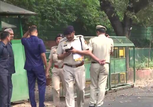 अधिकारियों ने बताया कि विशेष पुलिस आयुक्त (कानून व्यवस्था) सागर प्रीत हुड्डा के नेतृत्व में पुलिस दल राहुल के 12, तुगलक लेन स्थित आवास पर पहुंचा.