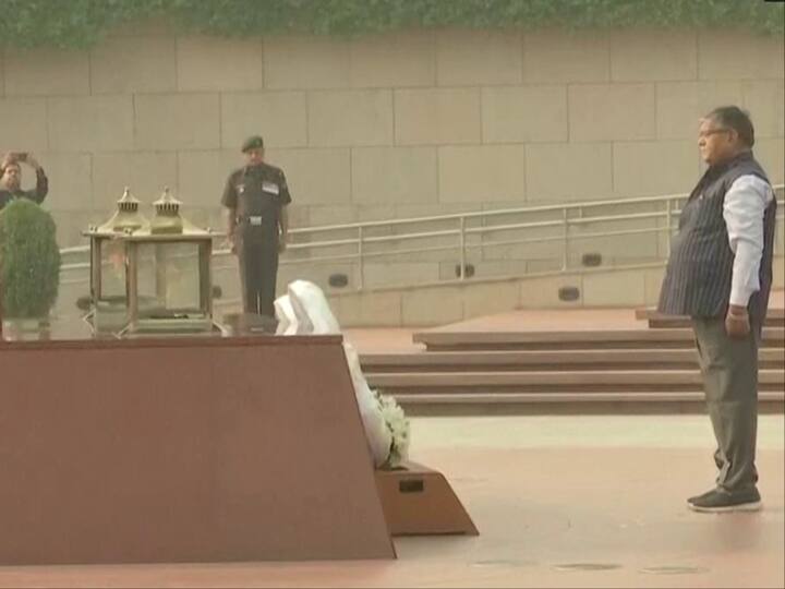 Assam Governor Gulab Chand Kataria visit the National War Memorial and pay homage to soldiers. (Twitter/ANI)