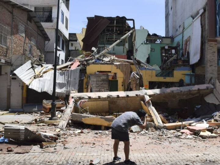 Ecuador south american country Earthquake felt strong in Ecuador 6.7 measured intensity 12 people died Ecuador Earthquake: दक्षिण अमेरिकी देश इक्वॉडोर में भूकंप से भारी तबाही, अब तक 12 की मौत, पेरू में एक की गई जान