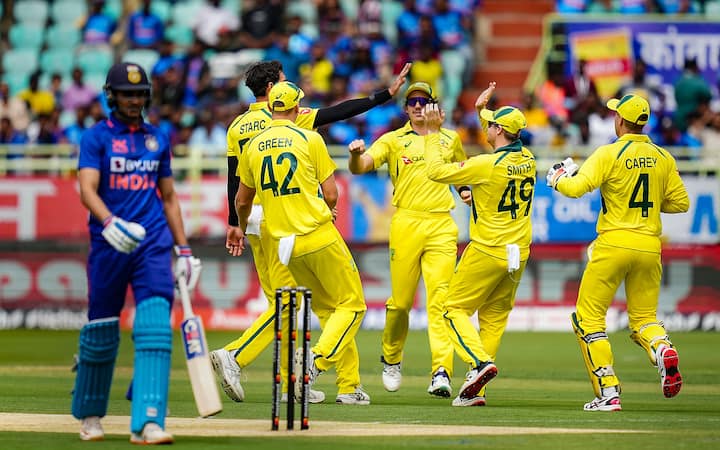 पहले वनडे मैच में 5 विकेट से मात मिलने के बाद ऑस्ट्रेलियाई कप्तान स्टीव स्मिथ ने इस मुकाबले में टॉस जीतने के बाद पहले गेंदबाजी का फैसला लेने में बिल्कुल भी देरी नहीं लगाई. इसके बाद भारतीय टीम को पहला झटका 3 के स्कोर पर शुभमन गिल के रूप में लगा जो बिना खाता खोले ही पवेलियन लौट गए.