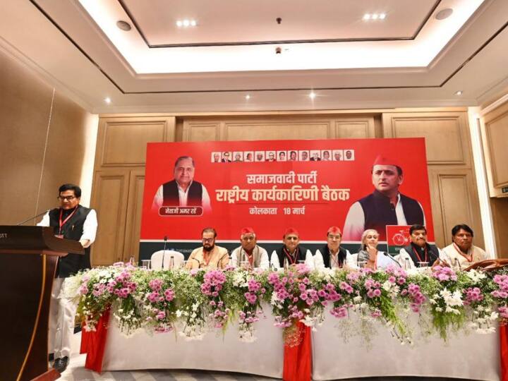 इस अधिवेशन में मंच पर अखिलेश यादव के साथ राम गोपाल यादव और शिवपाल यादव के अलावा अबू आसिम आज़मी भी नजर आए.