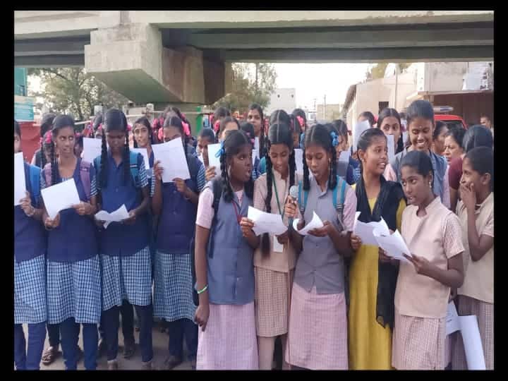 Government school girls raising slogans and protesting to remove the Tasmac shop created a stir டாஸ்மாக் கடையை அகற்றக்கோரி அரசுப் பள்ளி மாணவிகள் ஆர்ப்பாட்டம் - திருப்பரங்குன்றத்தில் பரபரப்பு