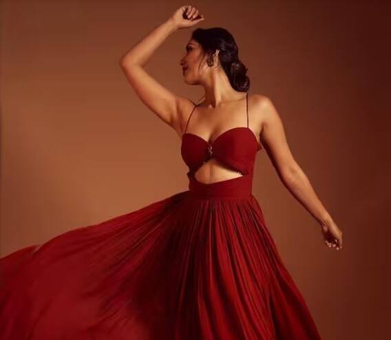 Nikita Dutta Photos: 'Kabir Singh' fame Nikita Dutta flaunts Hussain in deep neck dress
