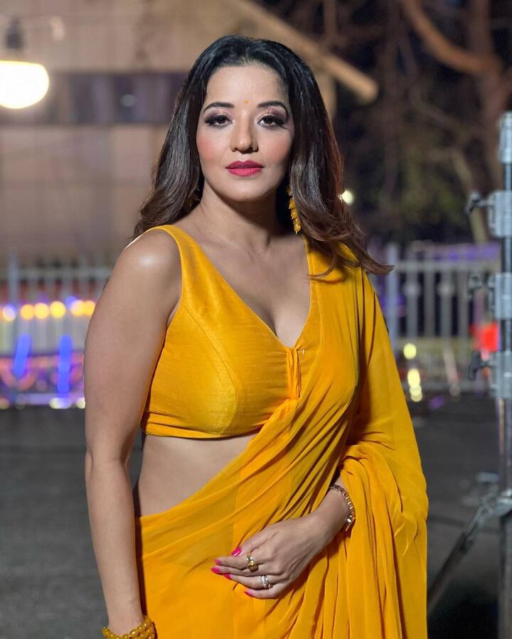 સાડી લૂકમાં એક્ટ્રેસ ખૂબ જ હોટ લાગી રહી છે. મોનાલિસાએ અલગ-અલગ અંદાજમાં કાતિલ પોઝ આપ્યા હતા.
