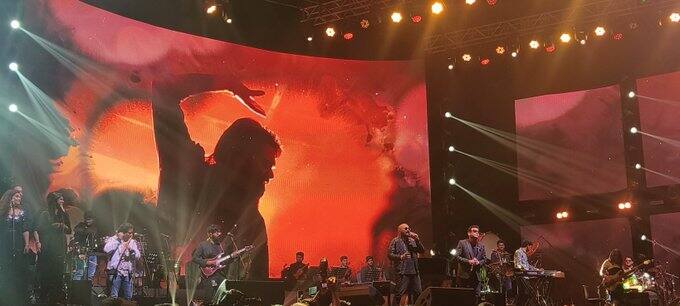 மேடையேறி பேசிய அவர், ரசிகர்களுக்கு சர்ப்ரைஸ் வைத்திருப்பதாக கூறி “லூசுப்பெண்ணே” பாடலை பாடினார்