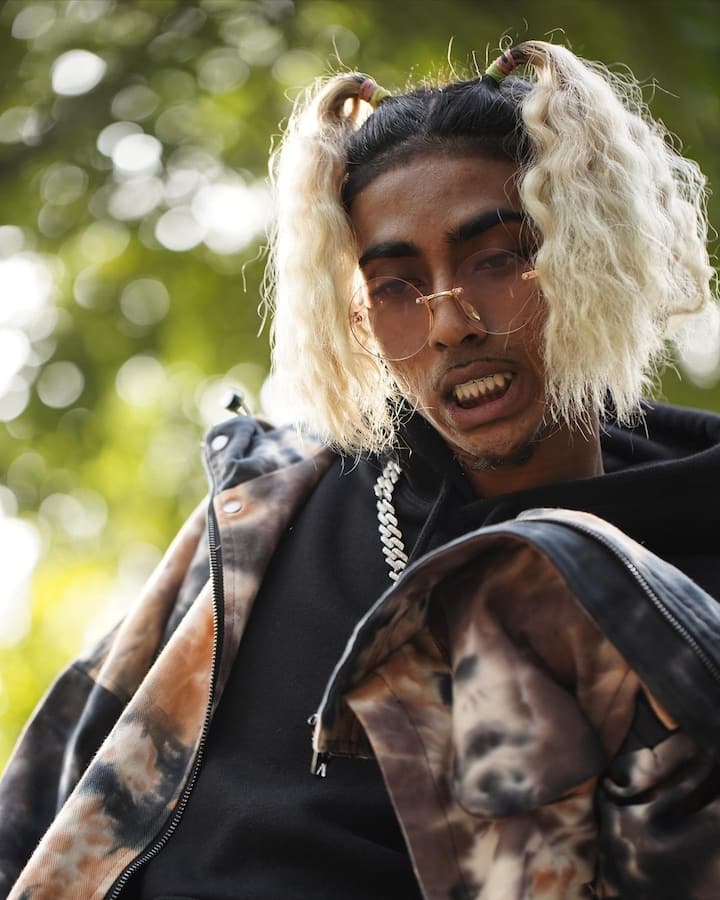 बता दें कि एमसी स्टेन पुणे के एक गरीब परिवार से आते हैं. स्टेन पढ़ाई के दौरान ही गाने लगे थे, जिसके वजह से उनको अपने घर वालों की बहुत ताने सुनने पड़ते थे. एक रिपोर्ट के मुताबिक जब एमसी स्टेन के पैसे नहीं थे तब वह सड़कों पर रातें गुजारे हैं. एमसी स्टेन अपनी मेहनत से आज फर्श से अर्श पर पहुंच गए हैं. आज उनको देश का बच्चा-बच्चा जानता है.