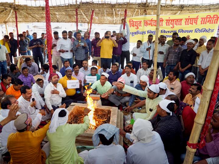 UP Electricity Workers Strike talks with Minister AK Sharma and now Jal Nigam Also Support workers strike UP Electricity Workers Strike: बिजली कर्मियों की हड़ताल जारी, ऊर्जा मंत्री के साथ नहीं बनी बात, जल निगम का भी मिला समर्थन