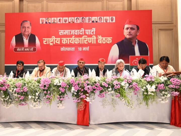 कोलकाता में समाजवादी पार्टी (Samajwadi Party) के राष्ट्रीय अधिवेशन में कई पार्टी नेताओं ने नहीं दिखाई देने की काफी चर्चा रही है. इस वजह से अधिवेशन की तस्वीरें पूरे दिन सुर्खियों में रही.