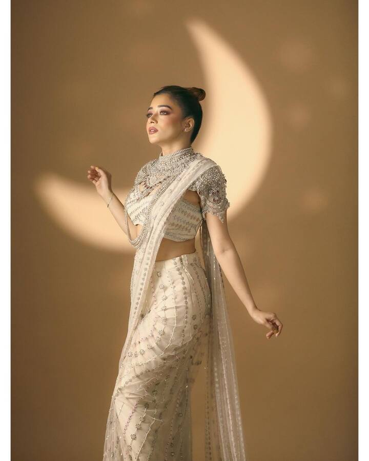 बिग बॉस 16 में अपना जलवा बिखेर चुकी एक्ट्रेस टीना दत्ता का स्टाइल फैंस को खूब पसंद आता हैं. अभिनेत्री की क्यूट स्माइल से लाखों लोगों के दिलों पर बिजलियां गिर जाती हैं.