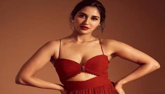 Nikita Dutta Photos: 'Kabir Singh' fame Nikita Dutta flaunts Hussain in deep neck dress Nikita Dutta Photos: 'Kabir Singh' fame Nikita Dutta flaunts Hussain in deep neck dress